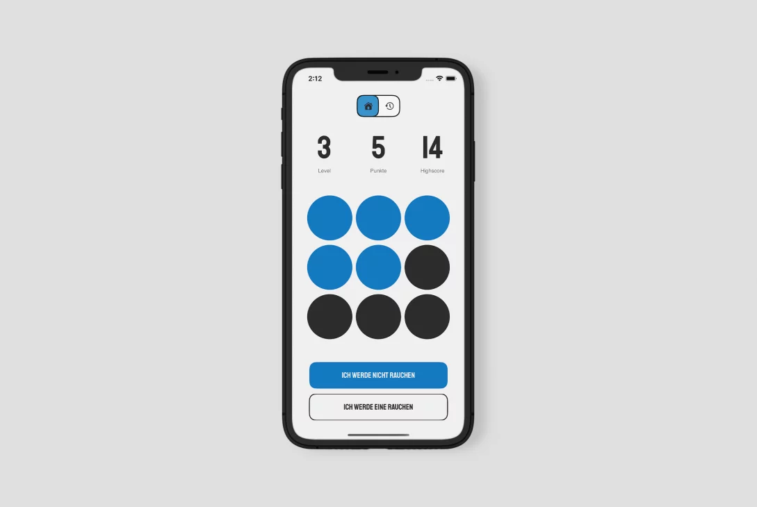 Startbildschirm der "AntiSmokeApp" auf einem Smartphone. Oben werden die Werte "3 Level", "5 Punkte" und "14 Highscore" angezeigt. Darunter befindet sich ein 3x3-Raster aus Kreisen; die ersten fünf Kreise sind blau gefüllt, die restlichen vier dunkelgrau. Am unteren Bildschirmrand gibt es zwei Buttons: "ICH WERDE NICHT RAUCHEN" (blauer Hintergrund, weiße Schrift) und "ICH WERDE EINE RAUCHEN" (hellgrauer Hintergrund, schwarze Schrift). In der oberen Navigationsleiste der App sind ein blaues Home-Icon und ein Uhren-Icon sichtbar.