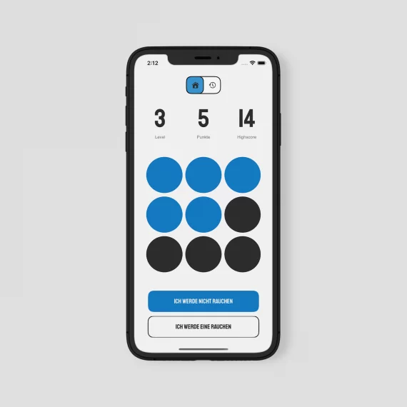 Startbildschirm der "AntiSmokeApp" auf einem Smartphone. Oben werden die Werte "3 Level", "5 Punkte" und "14 Highscore" angezeigt. Darunter befindet sich ein 3x3-Raster aus Kreisen; die ersten fünf Kreise sind blau gefüllt, die restlichen vier dunkelgrau. Am unteren Bildschirmrand gibt es zwei Buttons: "ICH WERDE NICHT RAUCHEN" (blauer Hintergrund, weiße Schrift) und "ICH WERDE EINE RAUCHEN" (hellgrauer Hintergrund, schwarze Schrift). In der oberen Navigationsleiste der App sind ein blaues Home-Icon und ein Uhren-Icon sichtbar.