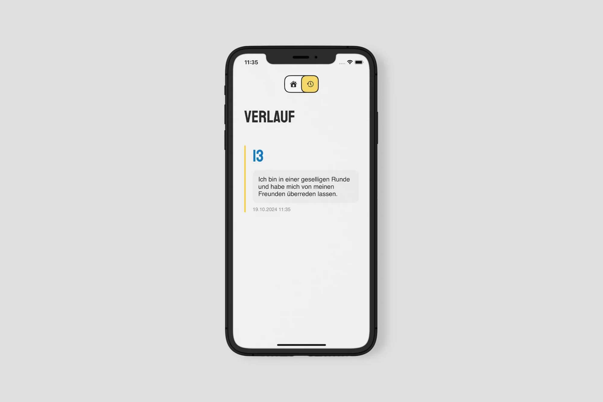 Verlaufsbildschirm der "AntiSmokeApp" auf einem Smartphone. Unter der Überschrift "VERLAUF" und links neben der großen blauen Zahl "13" steht der Texteintrag: "Ich bin in einer geselligen Runde und habe mich von meinen Freunden überreden lassen." Darunter der Zeitstempel "19.10.2024 11:35". In der oberen Navigationsleiste ist ein Home-Icon und ein hervorgehobenes Uhren-Icon (schwarz auf gelbem Kreis) zu sehen.