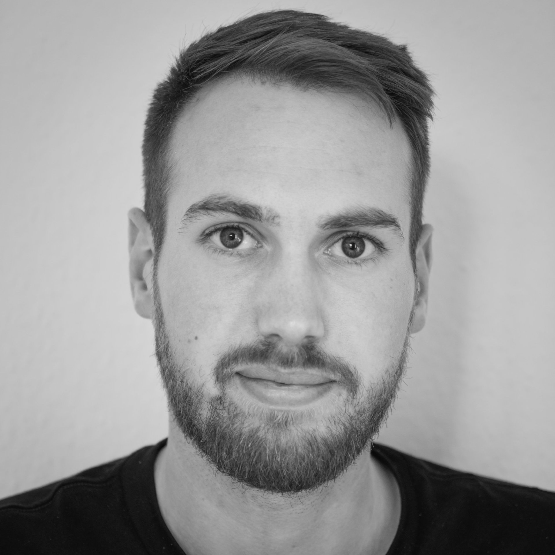Erik Lolies, Produktdesigner und Autor, auf einem Schwarz-Weiß-Porträtfoto.