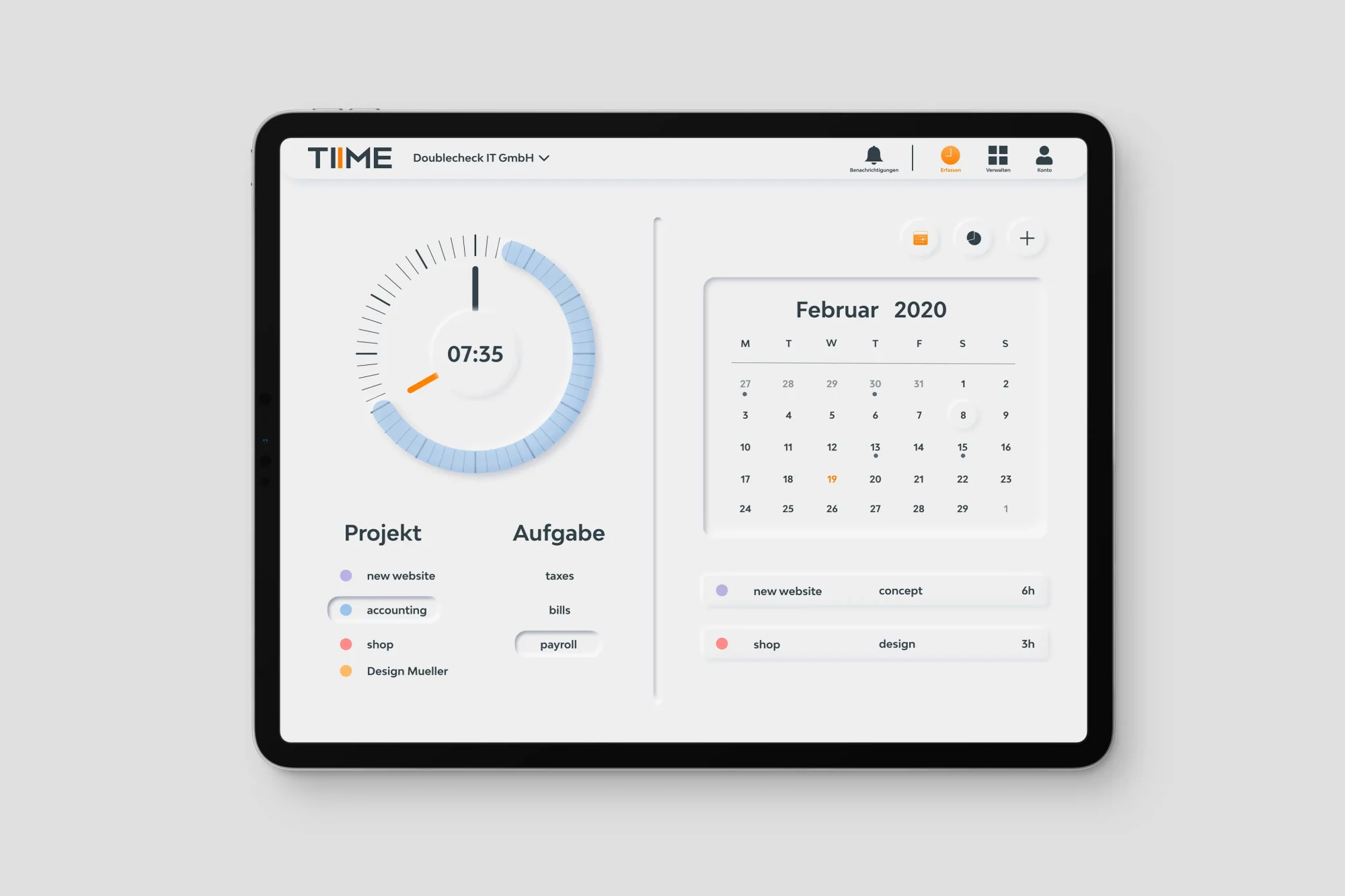Benutzeroberfläche der TIIME-App im Neumorphismus-Stil, dargestellt auf einem Tablet. Die Hauptansicht ist dreigeteilt: links ein prominenter Timer (zeigt 07:35) mit Projekt- und Aufgabenlisten, mittig ein Kalender (Februar 2020) und rechts eine Auflistung der täglichen Zeiteinträge. Der Neumorphismus-Stil äußert sich in weichen, plastisch wirkenden Bedienelementen.