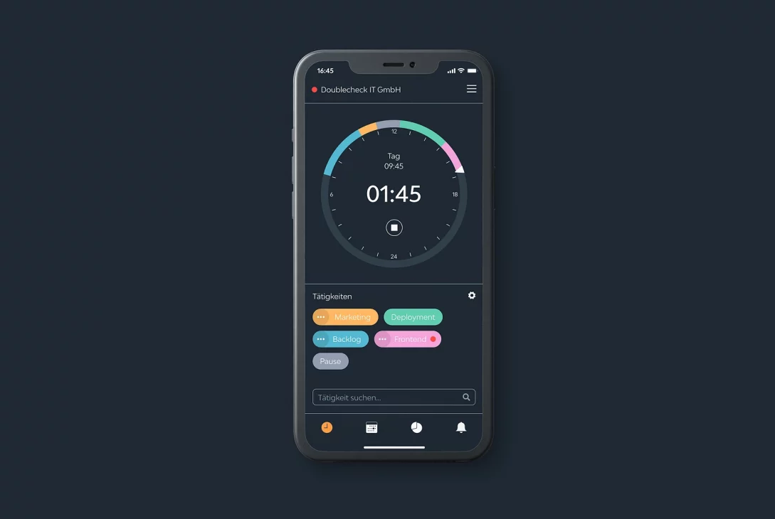 Redesign-Ansicht der TIIME Zeiterfassungs-App im Dark Mode auf einem Smartphone. Ein großer, kreisförmiger Timer zeigt prominent "Tag 09:45" und darunter größer "01:45" an, umgeben von einem bunten, segmentierten Ring, der verschiedene Zeitabschnitte darstellt. Unter dem Timer befindet sich der Bereich "Tätigkeiten" mit farbigen Tags wie "Marketing" (orange), "Deployment" (grün), "Backlog" (blau) und "Programmieren" (pink) sowie eine Suchleiste. Die untere Navigationsleiste enthält vier Icons, wobei das linke "Uhr"-Symbol orange hervorgehoben ist.
