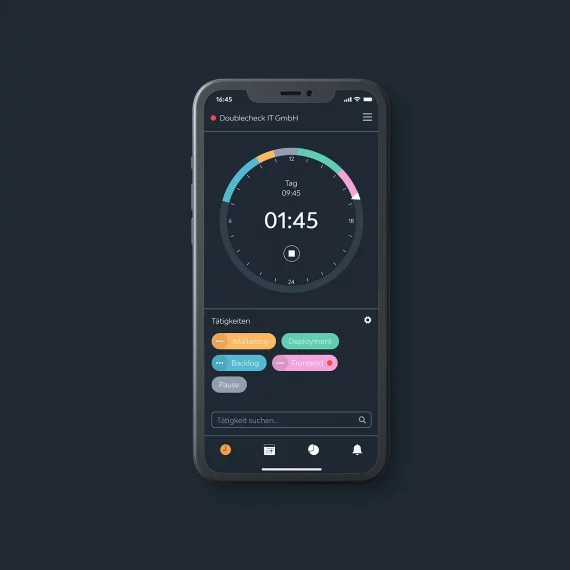 Redesign-Ansicht der TIIME Zeiterfassungs-App im Dark Mode auf einem Smartphone. Ein großer, kreisförmiger Timer zeigt prominent "Tag 09:45" und darunter größer "01:45" an, umgeben von einem bunten, segmentierten Ring, der verschiedene Zeitabschnitte darstellt. Unter dem Timer befindet sich der Bereich "Tätigkeiten" mit farbigen Tags wie "Marketing" (orange), "Deployment" (grün), "Backlog" (blau) und "Programmieren" (pink) sowie eine Suchleiste. Die untere Navigationsleiste enthält vier Icons, wobei das linke "Uhr"-Symbol orange hervorgehoben ist.