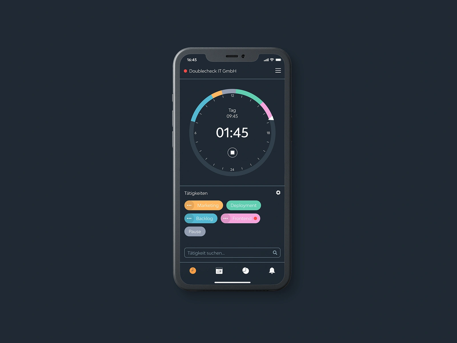 Redesign-Ansicht der TIIME Zeiterfassungs-App im Dark Mode auf einem Smartphone. Ein großer, kreisförmiger Timer zeigt prominent "Tag 09:45" und darunter größer "01:45" an, umgeben von einem bunten, segmentierten Ring, der verschiedene Zeitabschnitte darstellt. Unter dem Timer befindet sich der Bereich "Tätigkeiten" mit farbigen Tags wie "Marketing" (orange), "Deployment" (grün), "Backlog" (blau) und "Programmieren" (pink) sowie eine Suchleiste. Die untere Navigationsleiste enthält vier Icons, wobei das linke "Uhr"-Symbol orange hervorgehoben ist.