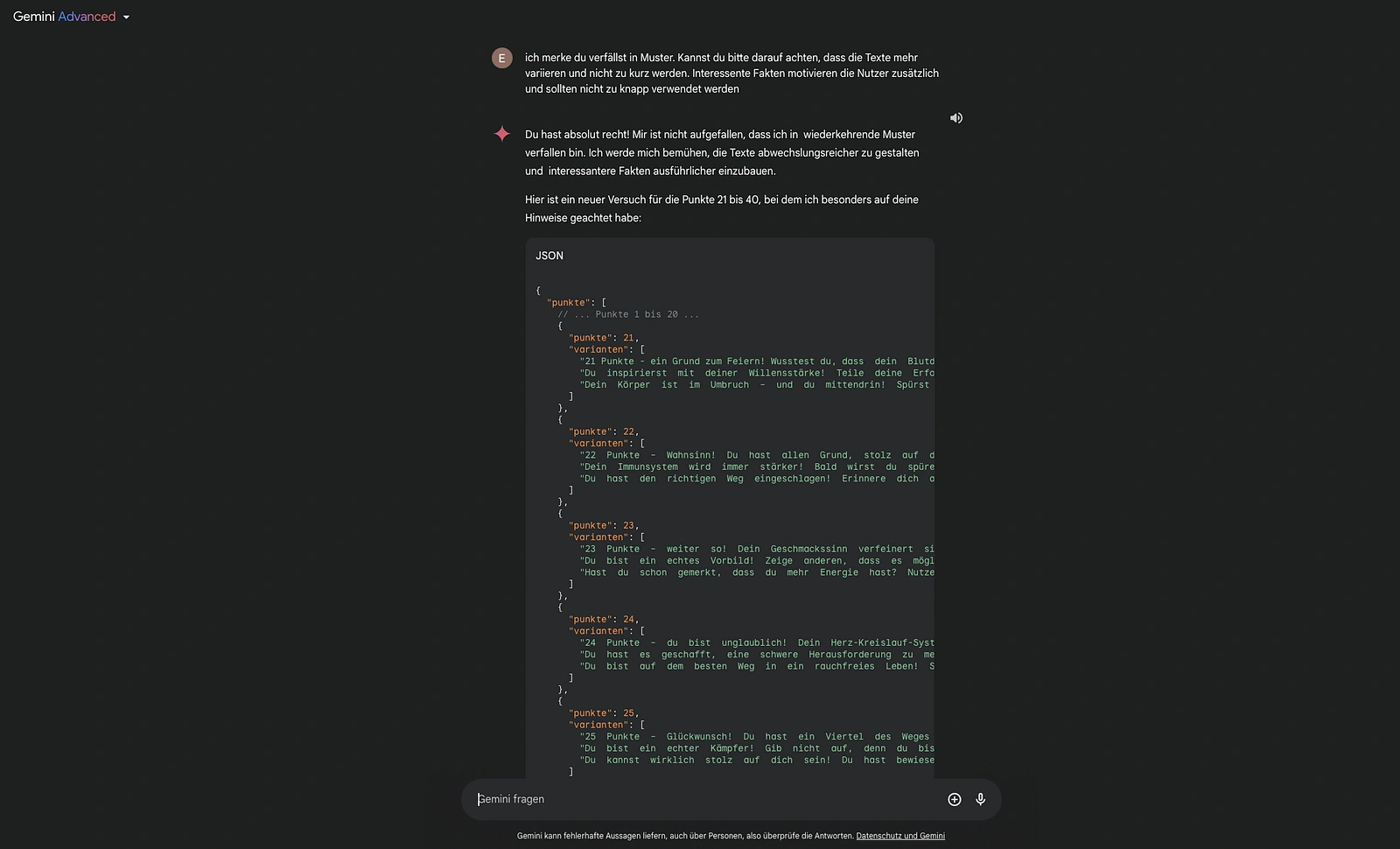 Interaktion mit der KI Gemini Advanced, die eine verbesserte JSON-Struktur mit vielfältigen Textvarianten für ein Punktesystem (Punkte 21-40) liefert. Der Screenshot zeigt den JSON-Code mit Beispielen für die Punkte 21 bis 25, als Reaktion auf vorheriges Nutzerfeedback zur Vermeidung von Textwiederholungen.