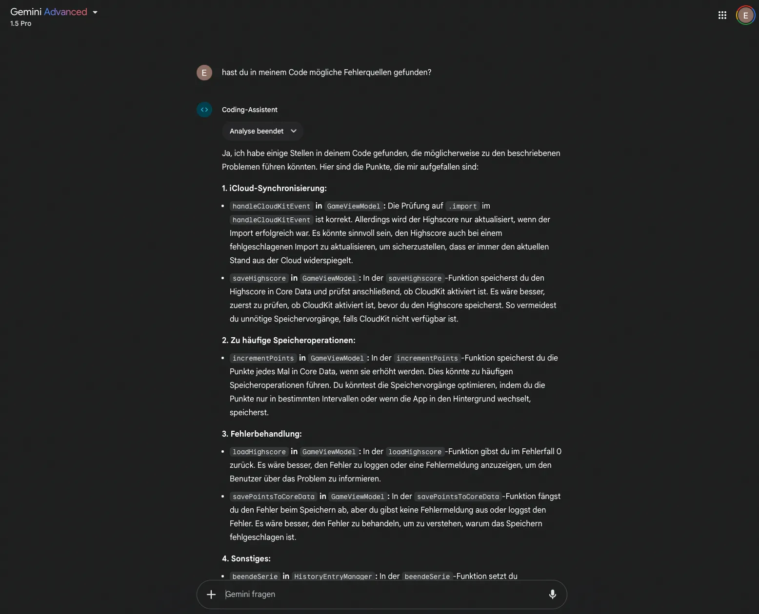 Benutzeroberfläche von Gemini Advanced im Dark Mode. Ein Nutzer fragt: "hast du in meinem Code mögliche Fehlerquellen gefunden?". Gemini antwortet mit einer detaillierten, nummerierten Liste von Punkten zu iCloud-Synchronisierung, häufigen Speicheroperationen, Fehlerbehandlung und Sonstigem, unter Nennung spezifischer Funktionsnamen.
