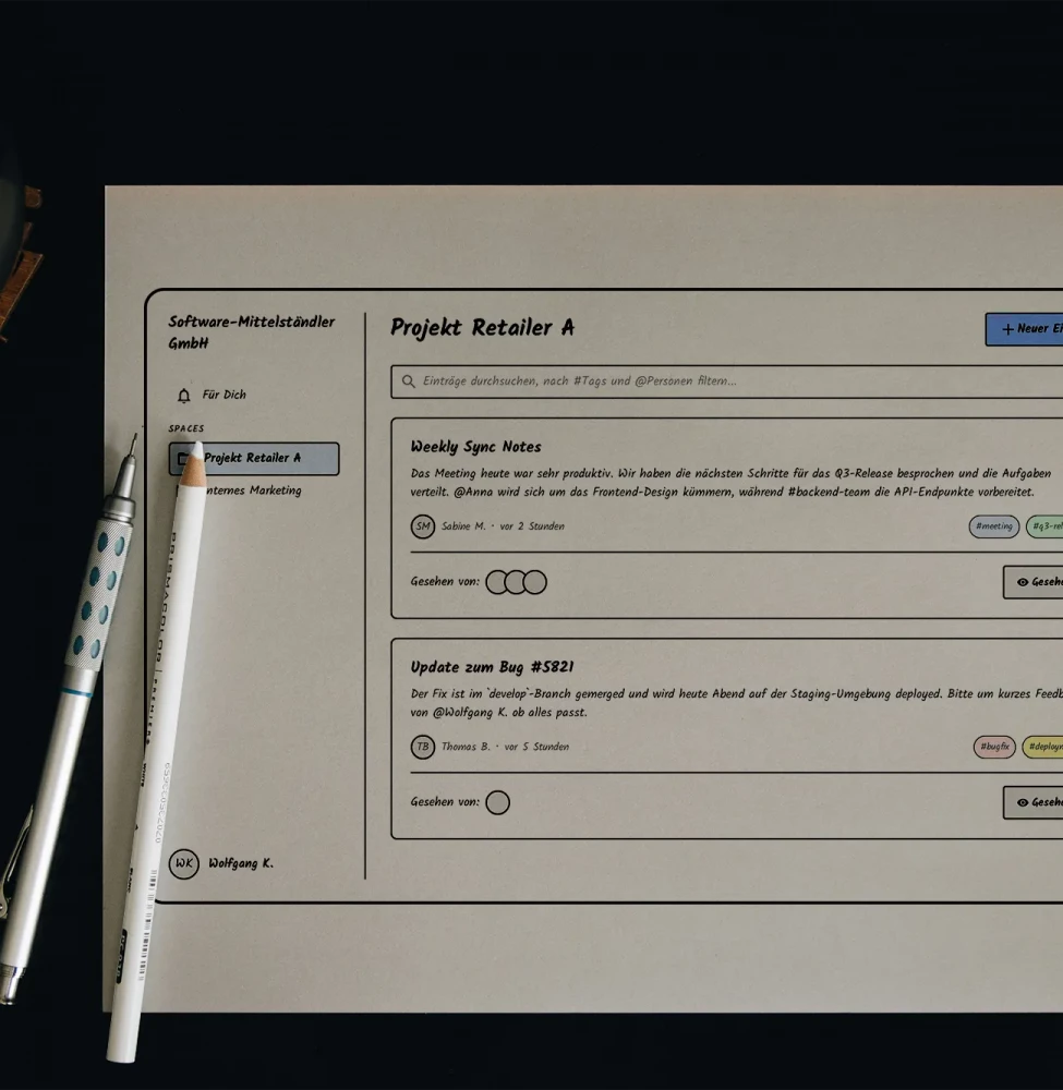 Ein Projekttagebuch im skizzenhaften Design, das als Beispiel für Domain-Driven Design dient. Die App zeigt Einträge für "Projekt Retailer A" mit Details zu Meetings und Bugs, die von Teammitgliedern mit Tags versehen wurden. Die Darstellung erfolgt auf einem Schreibtisch mit Kaffee und Stiften.